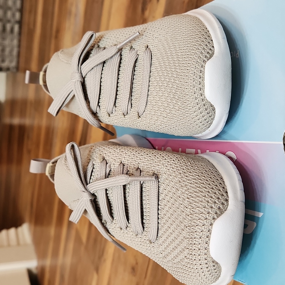 SKECHERS: Size 7 - Picture 2 of 8